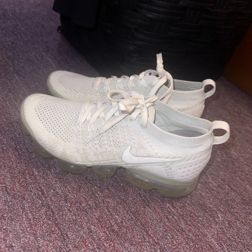 women’s white nike vapormax